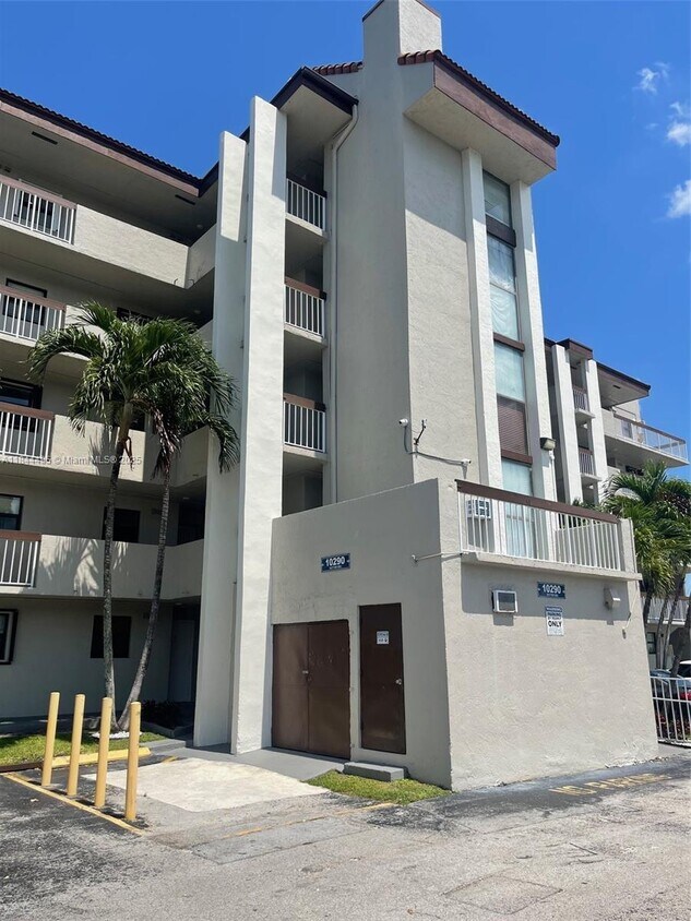 Foto principal - 10290 NW 9th St Cir
