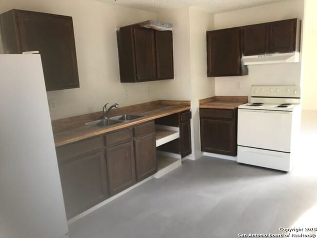 Building Photo - 2/1 duplex with covered parking
