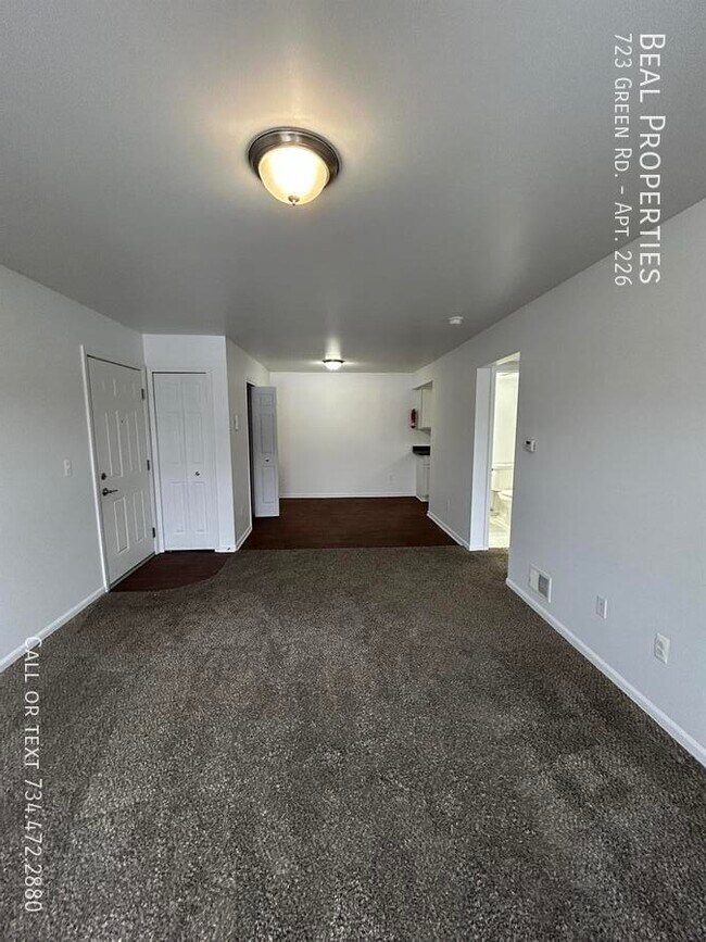 Foto del edificio - 723 Green Rd