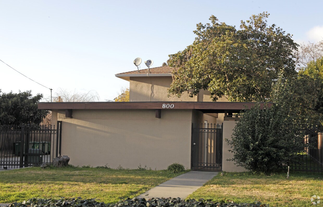 Building Photo - Queen Arms Townhomes