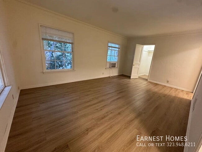 Building Photo - 127 N Doheny Dr