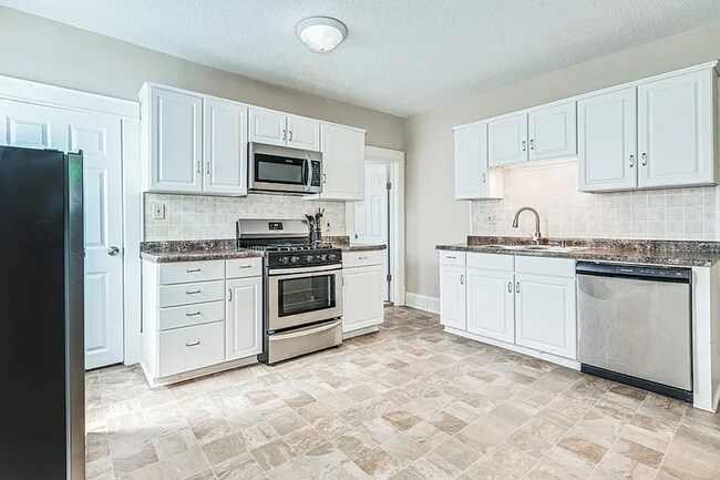 Building Photo - Stunning 5 Bedroom, 2 Bathroom Home in Minneapolis! Available 3/1/2026-Section 8 Accepted