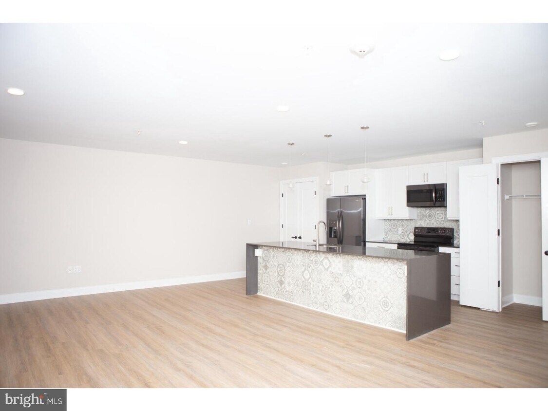 Primary Photo - 216 W 9th St