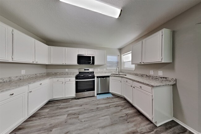 Building Photo - 16823 Scenic Gardens Dr