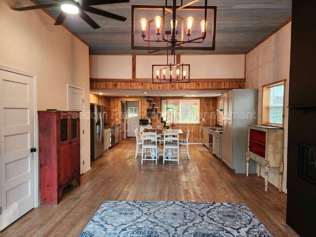 Building Photo - 20 Lilac Ln