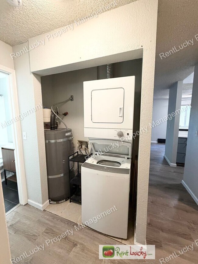 Foto del edificio - Wonderful 2 Bedroom Condo in Federal Way! 2 Parking Spaces and Great Layout!