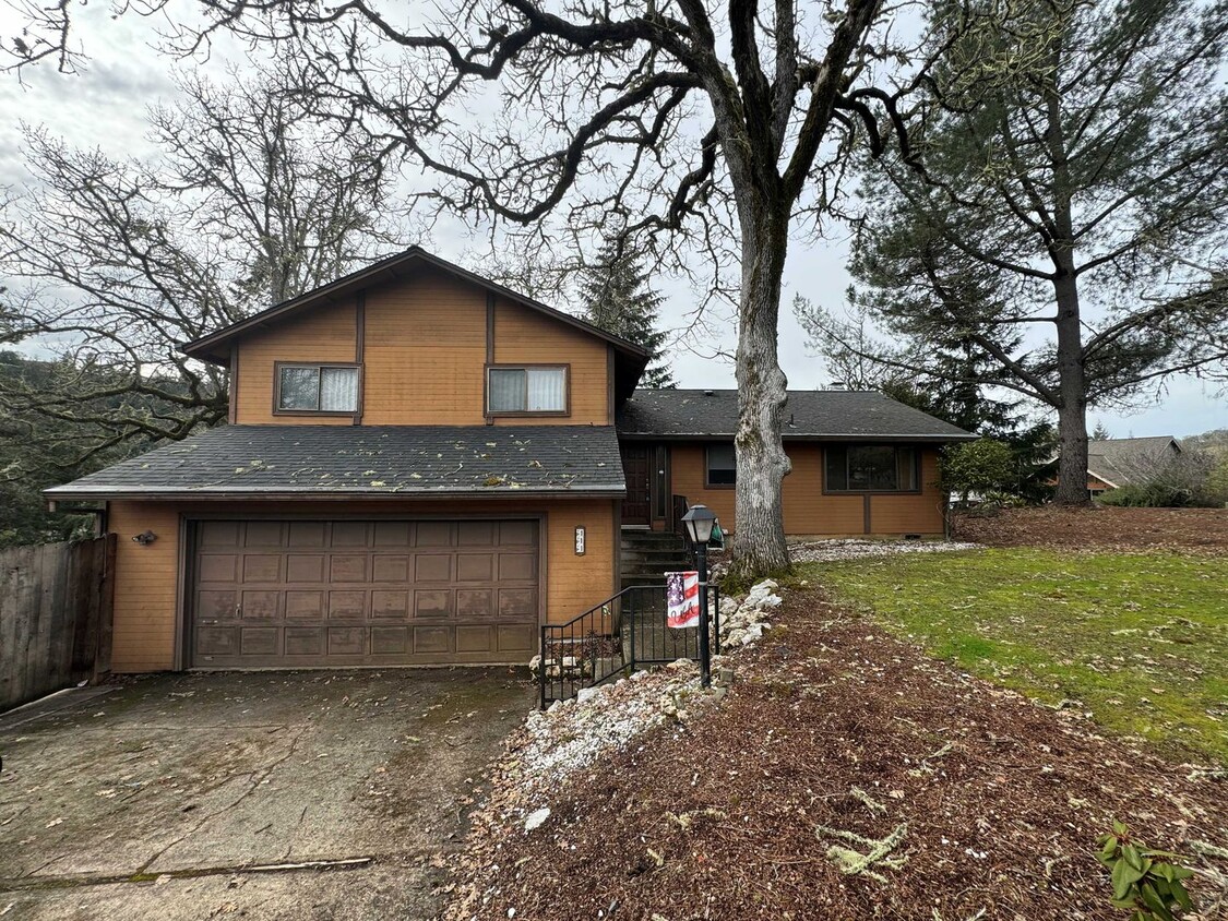 Foto principal - North Roseburg 3 Bedroom 2 Bath with Garage