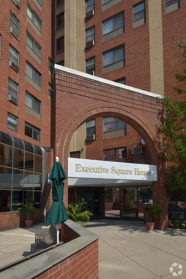Executive Square House Apartments in Wethersfield, CT