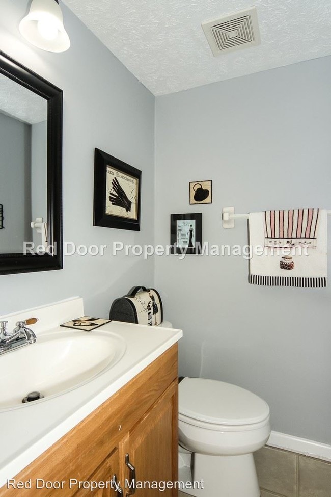Building Photo - 4 br, 2.5 bath House - 8268 Castle Ridge Lane