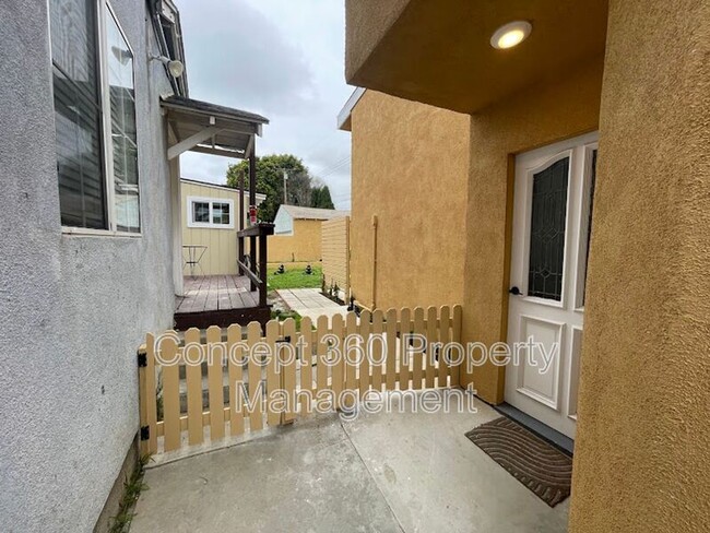 Building Photo - 4517 E Lavante St