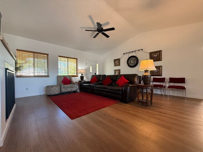 Foto del edificio - UPDATED BOYD ACRES HOME ON LARGER CORNER LOT!! MUST SEE!!