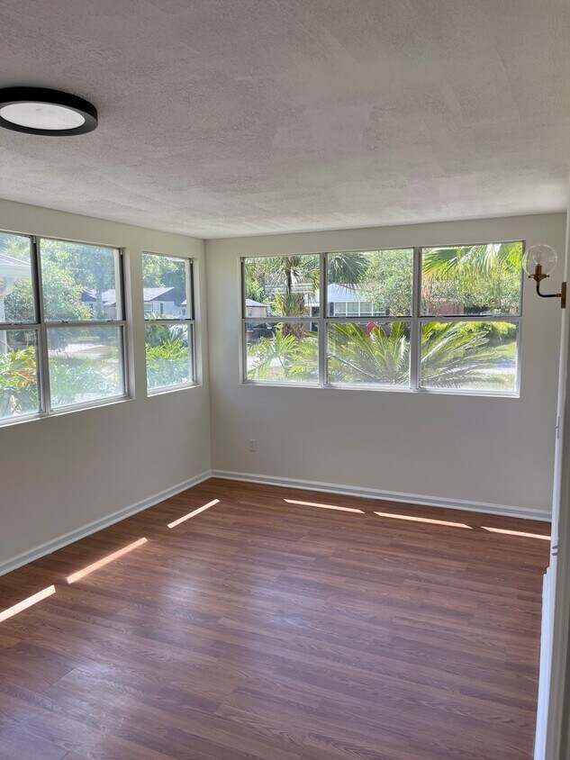 Foto principal - 1927 Lakewood Cir N