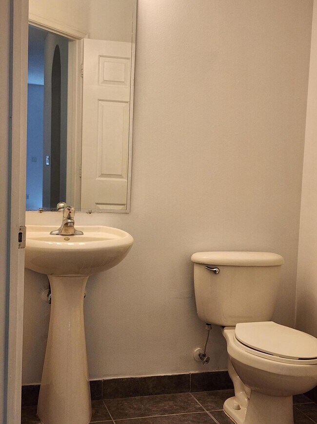 Foto del edificio - 6909 Blue Skies Dr