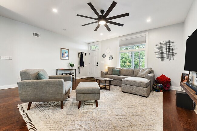 Foto del edificio - 5470 Hillcrest St