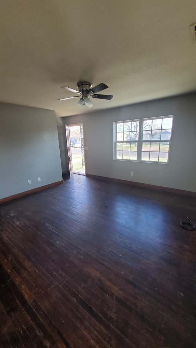 Building Photo - 310 SW 45th Ave