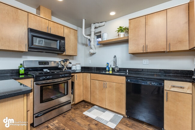 Building Photo - 684 Cedar St