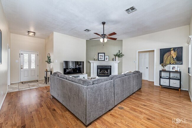 Foto del edificio - Gorgeous 3 bed/2bath home in The Bluffs AVAILABLE NOW!