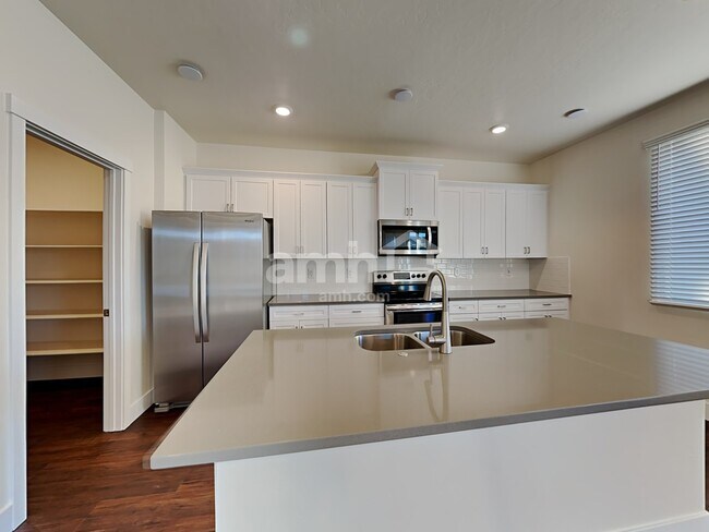 Building Photo - 1003 Jillian Ave