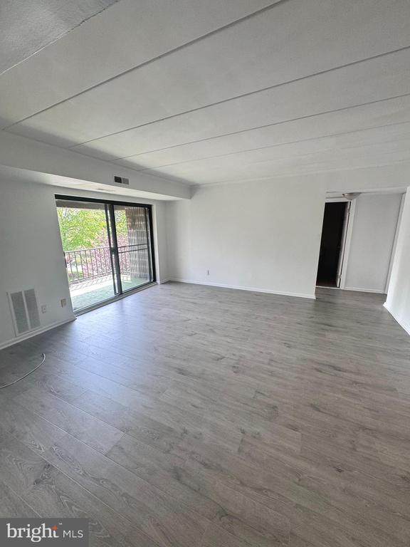 Foto del edificio - 273 E Village Rd