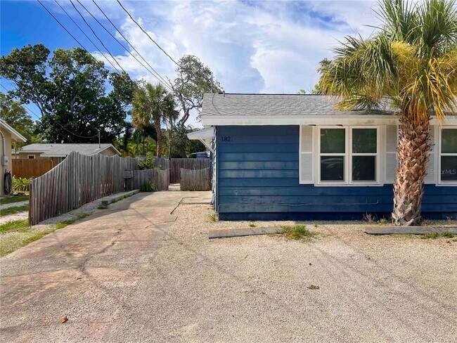 Building Photo - 1823 Robinhood St
