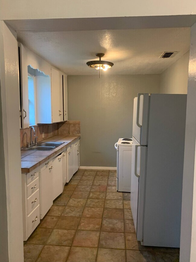 Building Photo - 228 E Johnston Ave