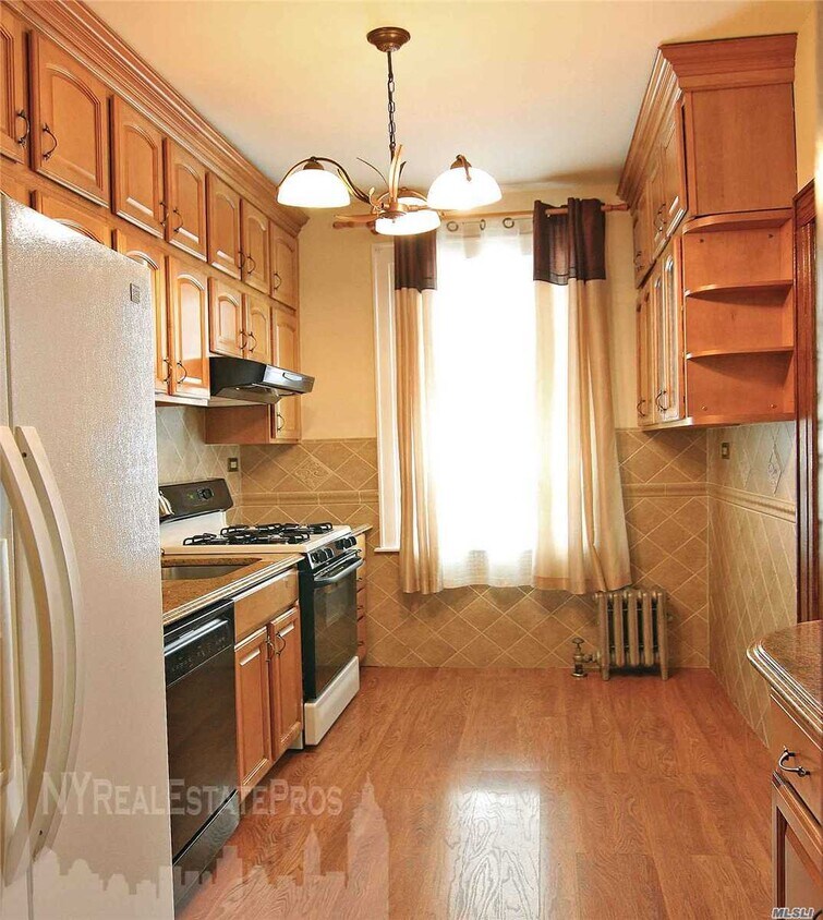 Primary Photo - 60-16 Bleecker St
