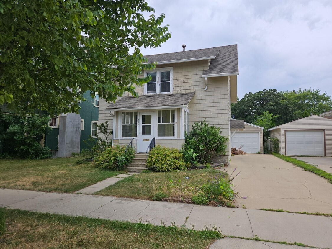 Primary Photo - 3 bedroom 1 bath house