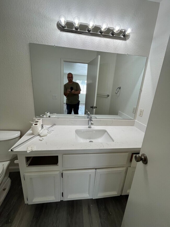 Foto del edificio - Newly Renovated - 3Br/2BA/ 1440SF Coming S...