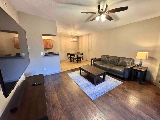 Foto del edificio - Furnished Moved In Ready 2nd Story End Unit 1bd/!ba At the Arbors