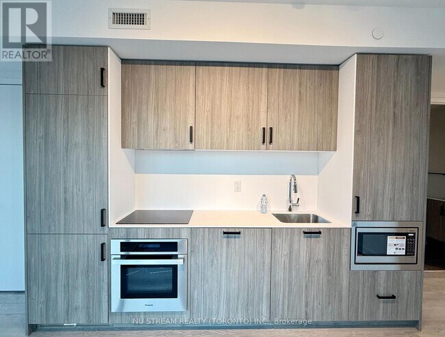 Building Photo - 88 Queen St E