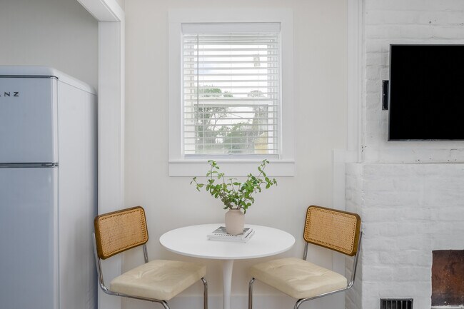 Foto del edificio - Maupas Newly Renovated Furnished Apartment