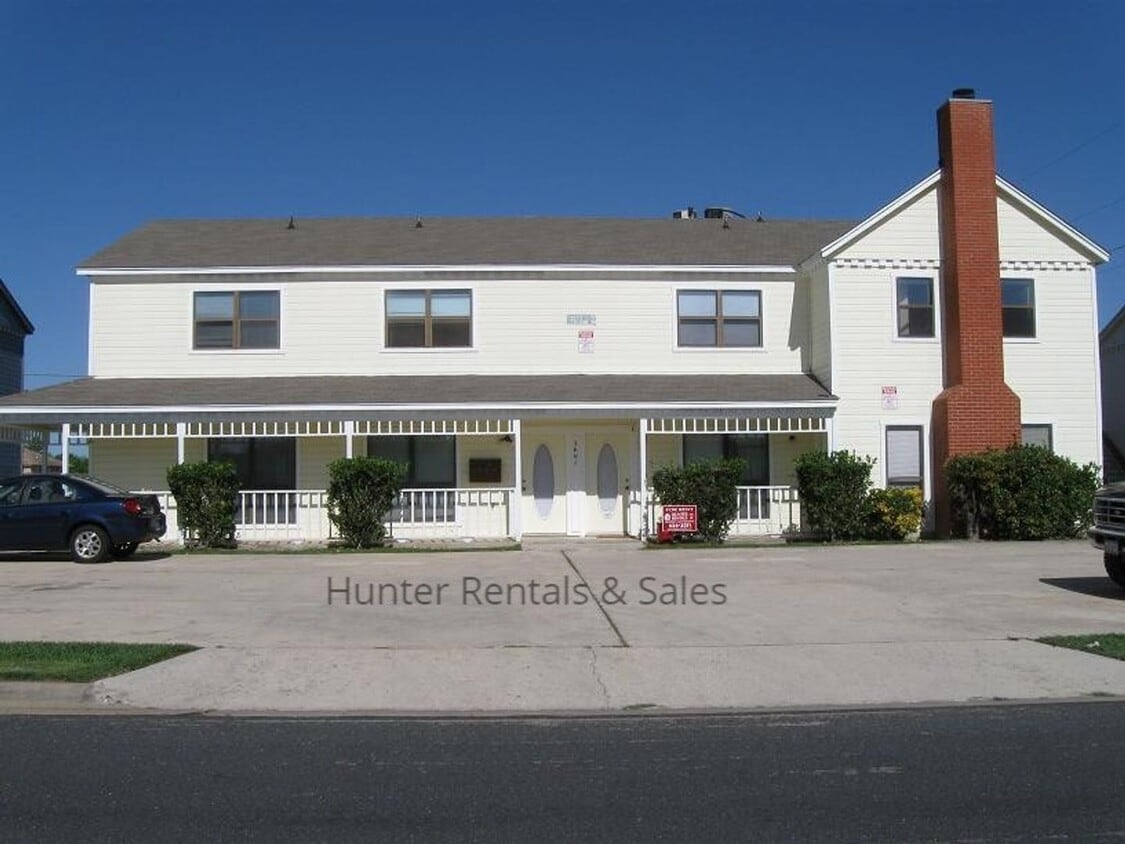 Primary Photo - Victorian Style Town House!
