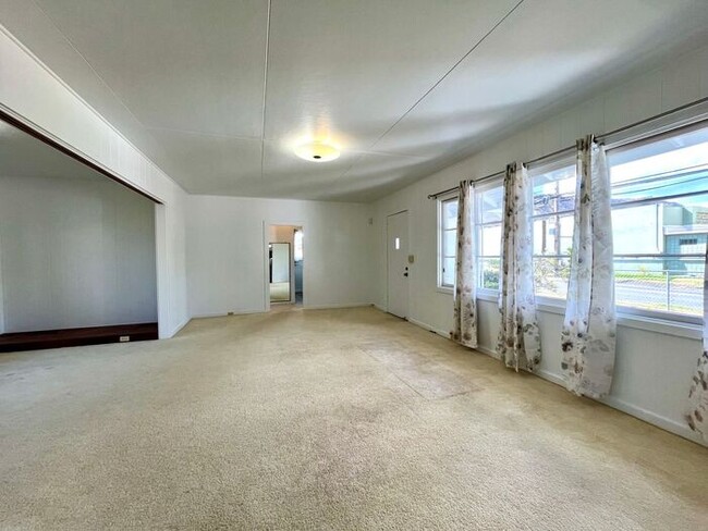 Building Photo - Kaimuki: 3 Bed, 2 Bath House w/ 2 Car Gara...