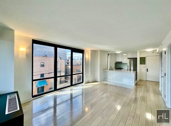 Foto del edificio - Stunning rent stabilized 1 bedroom with private balcony, onsite laundry, gym & roof deck