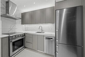 Building Photo - 999 Brickell Bay Dr