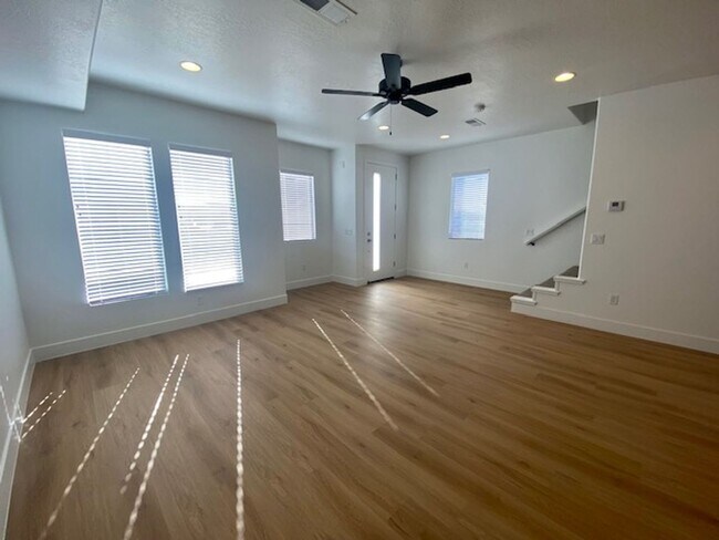 Foto del edificio - DARLING TOWNHOME FOR RENT!