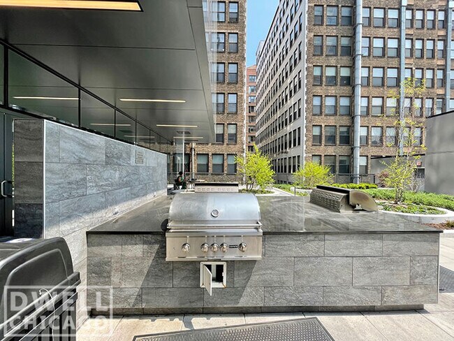 Building Photo - 705 S Clark St