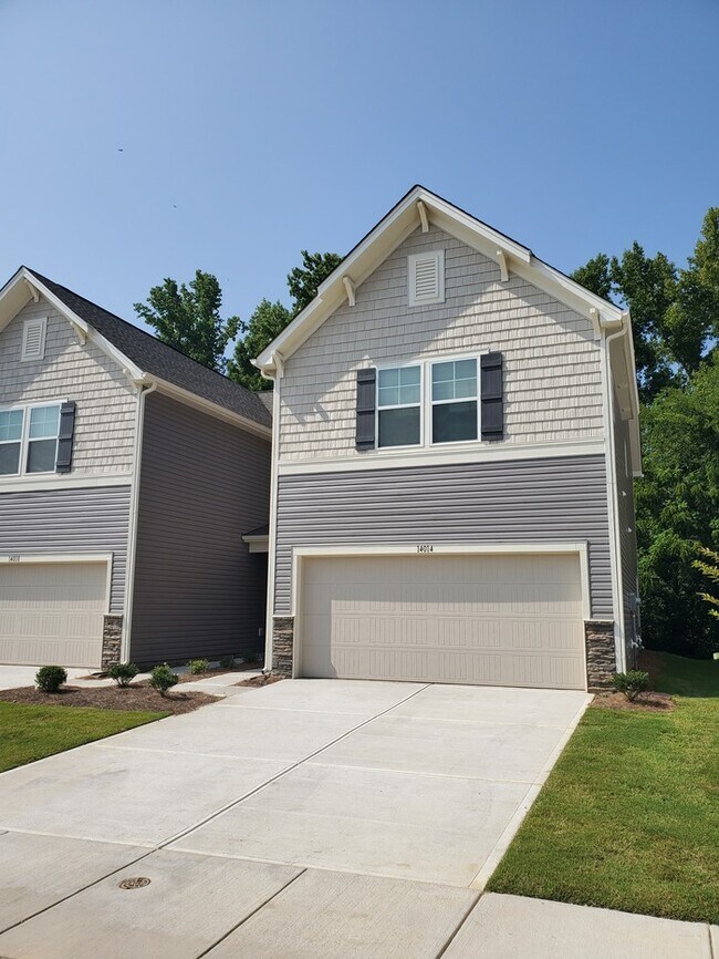 Building Photo - Like New Town Home in Midland