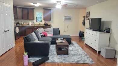 Building Photo - 401 Willard St