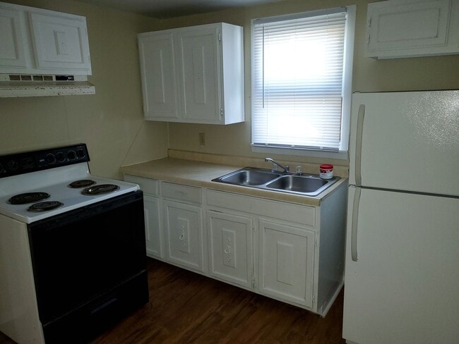 Building Photo - 2 bedroom 1 bath house