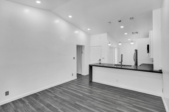 Building Photo - Fully renovated and updated Townhome in th...