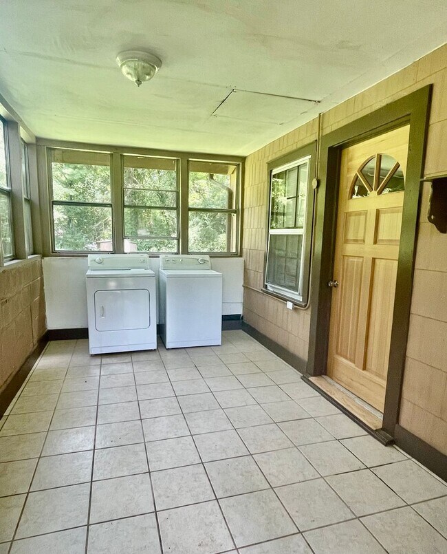 Foto del edificio - Spacious 2 Bed, 1 Bath Home in Arden With Bonus Sun Room, $1725
