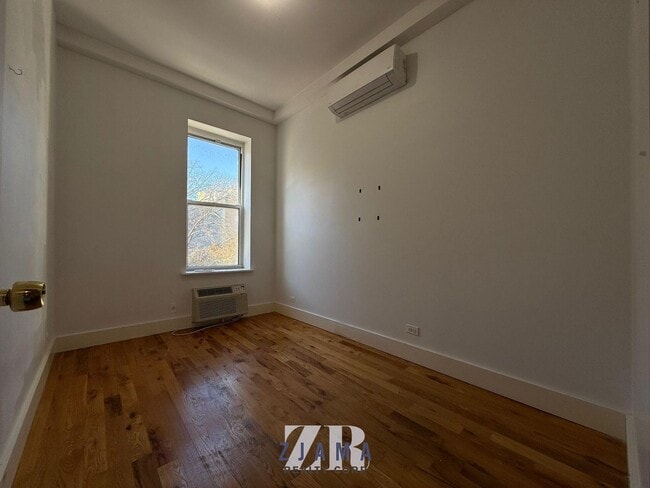 Foto del edificio - 735 Rogers Ave
