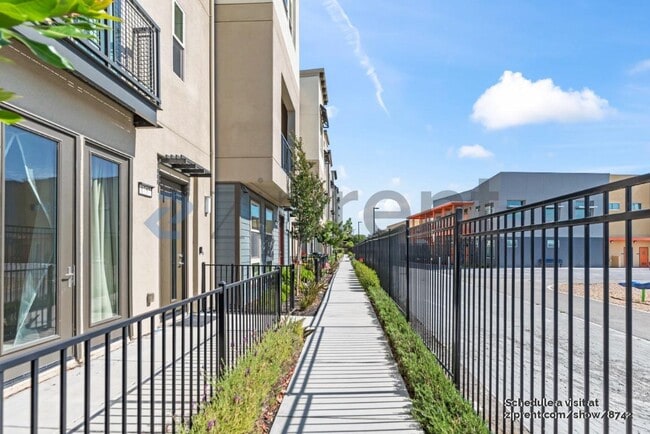 Building Photo - Unit