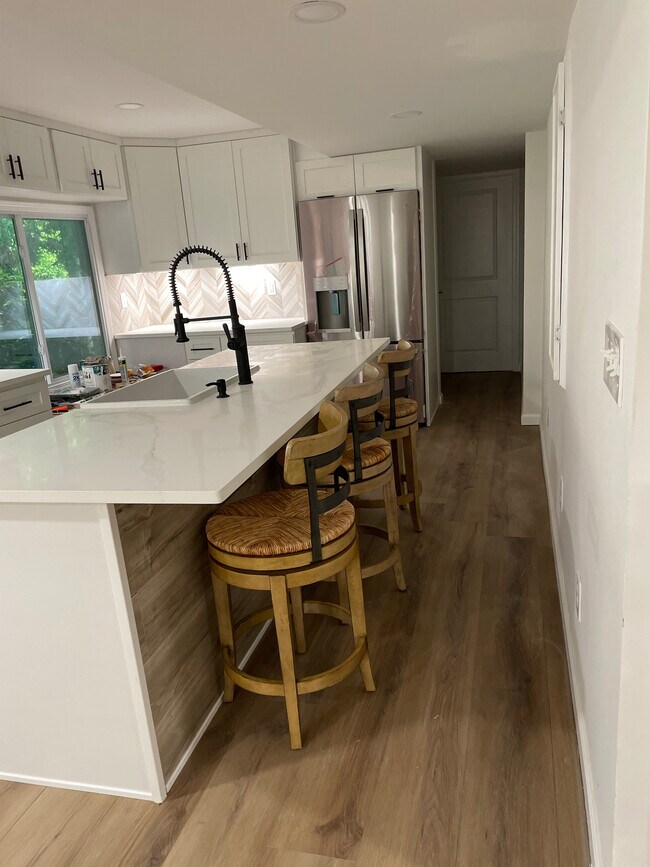 Foto del edificio - Room in Apartment on Wynfair Dr