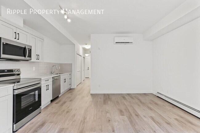 Photo du bâtiment - AMAZING 1 BED/ 1 BATH CONDO WITH PETS ALLOWED!