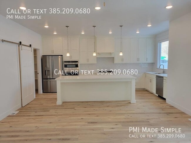 Building Photo - Luxury Townhome in Highland | GREAT NEW PR...