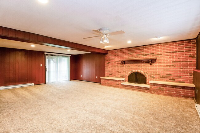 Building Photo - 811 Victoria Dr