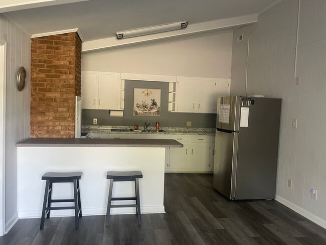 Foto del edificio - 1085 W Shore Dr