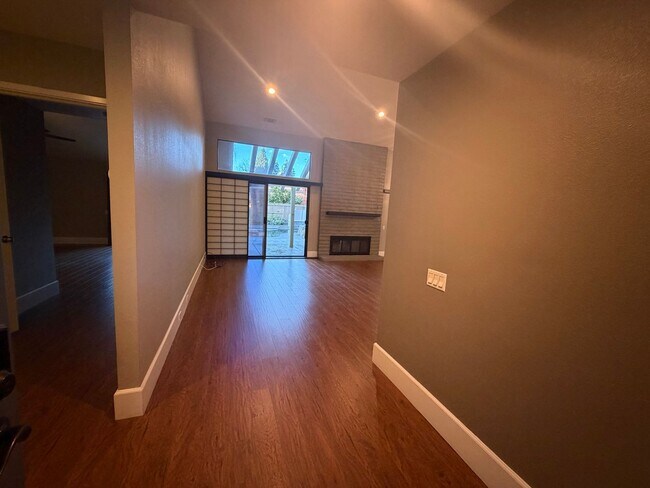 Foto del edificio - Gorgeous 3-Bedroom House in Gold River with pool